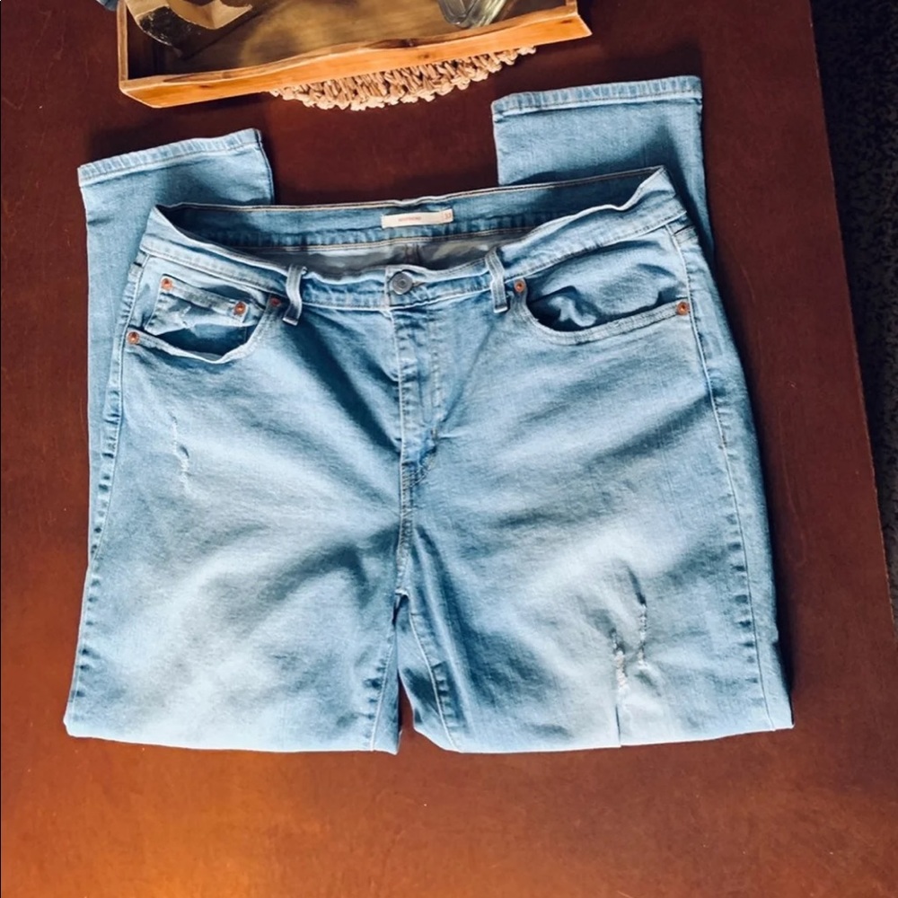 Women’s size 33 boyfriend cut Levi’s ankle length.